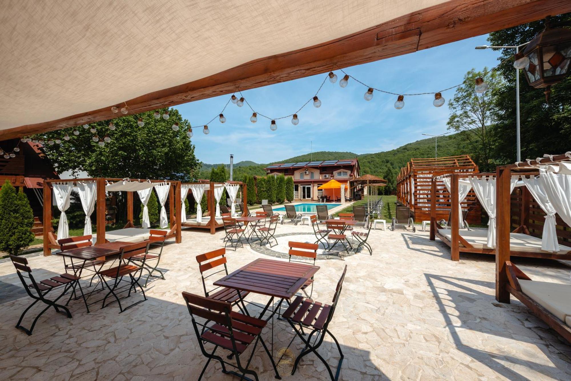 Pensiunea Mirabilandia Negreni Exterior foto